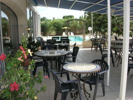 Hotel Les Mimosas Lunel  Esterno foto