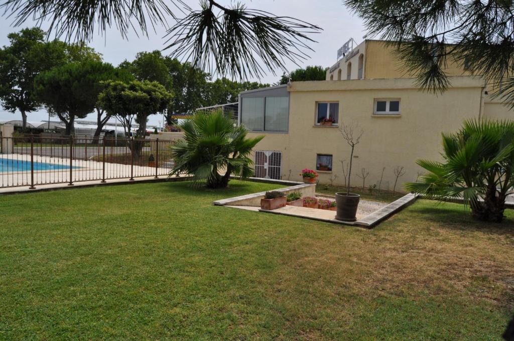 Hotel Les Mimosas Lunel  Esterno foto