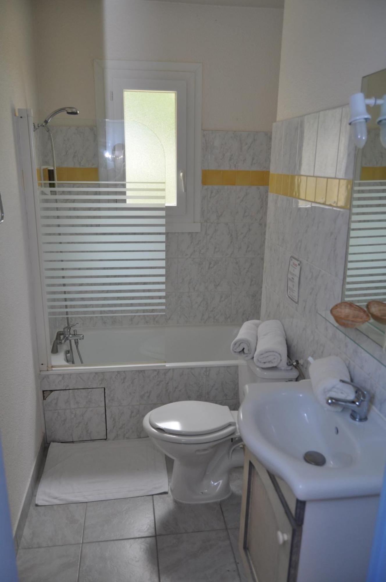 Hotel Les Mimosas Lunel  Esterno foto